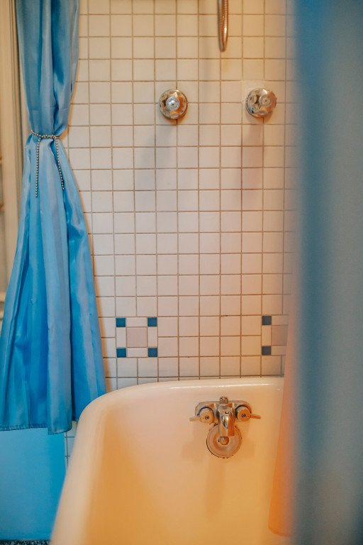 The Ultimate Guide to Choosing the Perfect Burnt Orange Shower Curtain for Your Bathroom Aesthetic